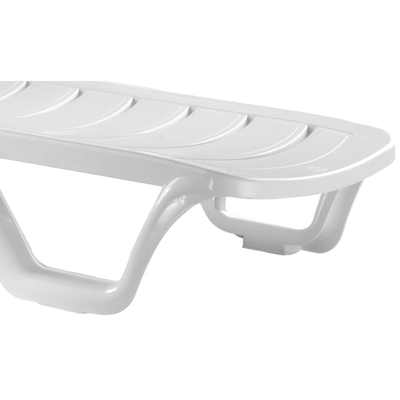 Ensemble de 10 chaises longues blanches des Bahamas