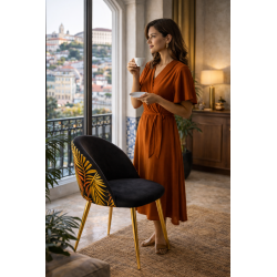 Sedia design in velluto nero con motivo foglie tropicali e gambe in metallo dorato – Stile esotico chic